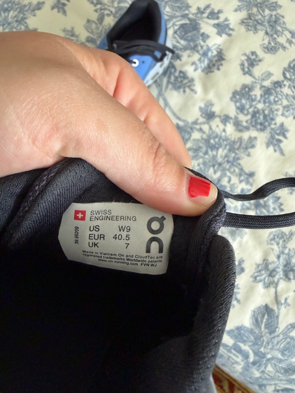 on cloud sneaker - size 9 - Picture 4 of 4
